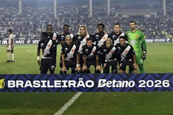 Time do Vasco em jogo contra o Athletico-PR