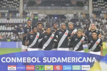 Time do Vasco em jogo contra o Barracas Central