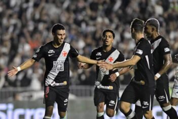 Jogadores do Vasco comemorando gol contra o Paysandu