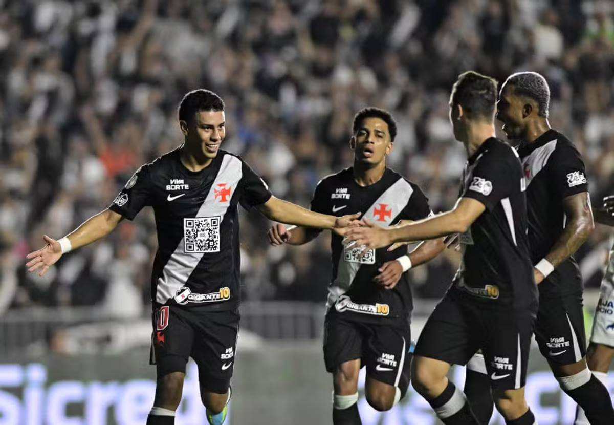 Jogadores do Vasco comemorando gol contra o Paysandu