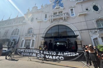 Torcedores do Vasco em protesto na frente de São Januário