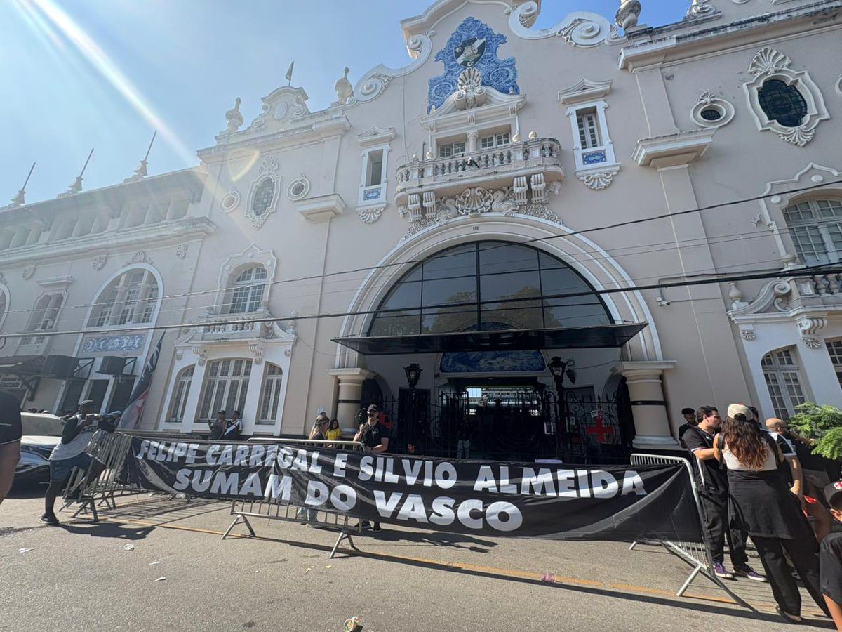 Torcedores do Vasco em protesto na frente de São Januário