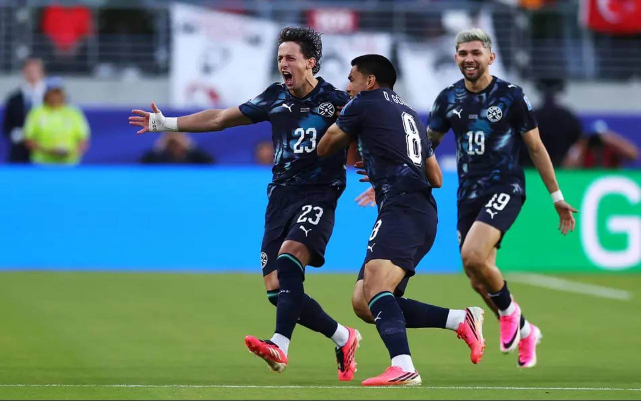 Galarza comemorando gol pelo Paraguai