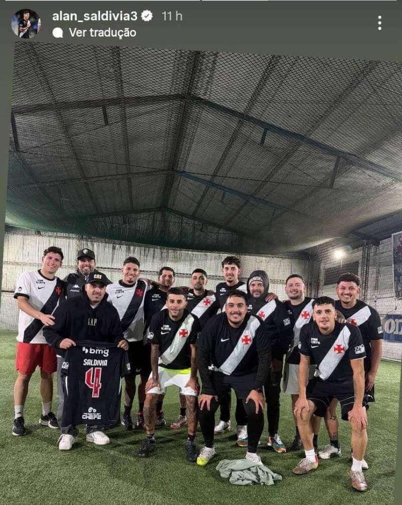 Saldivia presenteia parentes com camisas do Vasco
