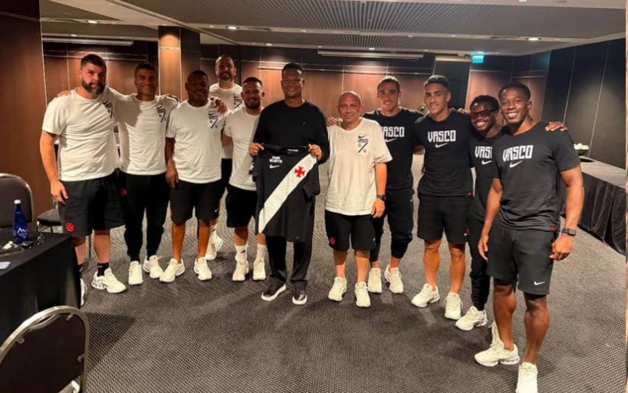 Guarín posa com comissão técnica e jogaodres do Vasco