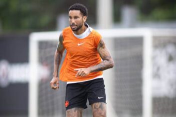 Jair em ação em jogo-treino do Vasco