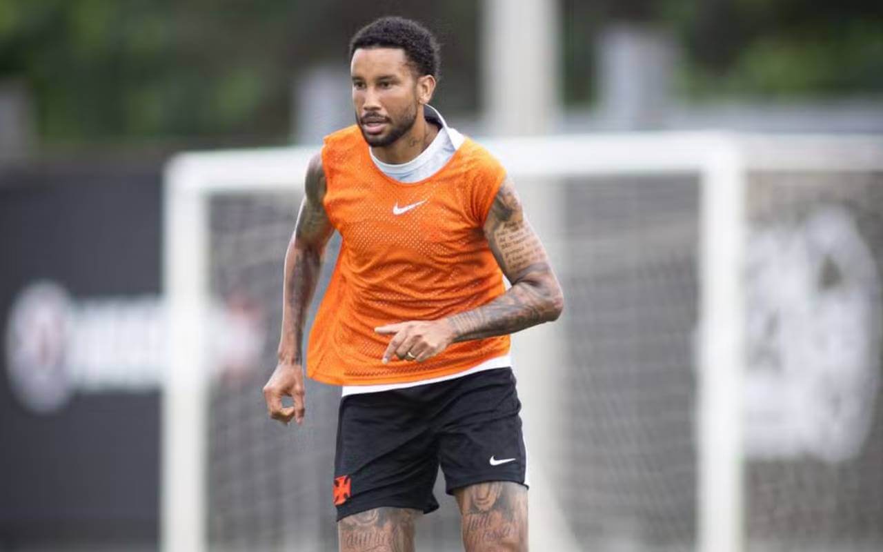 Jair em ação em jogo-treino do Vasco