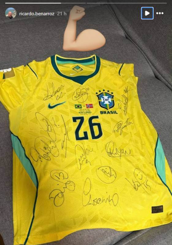 Rayan presenteia Biro com camisa da Seleção Brasileira