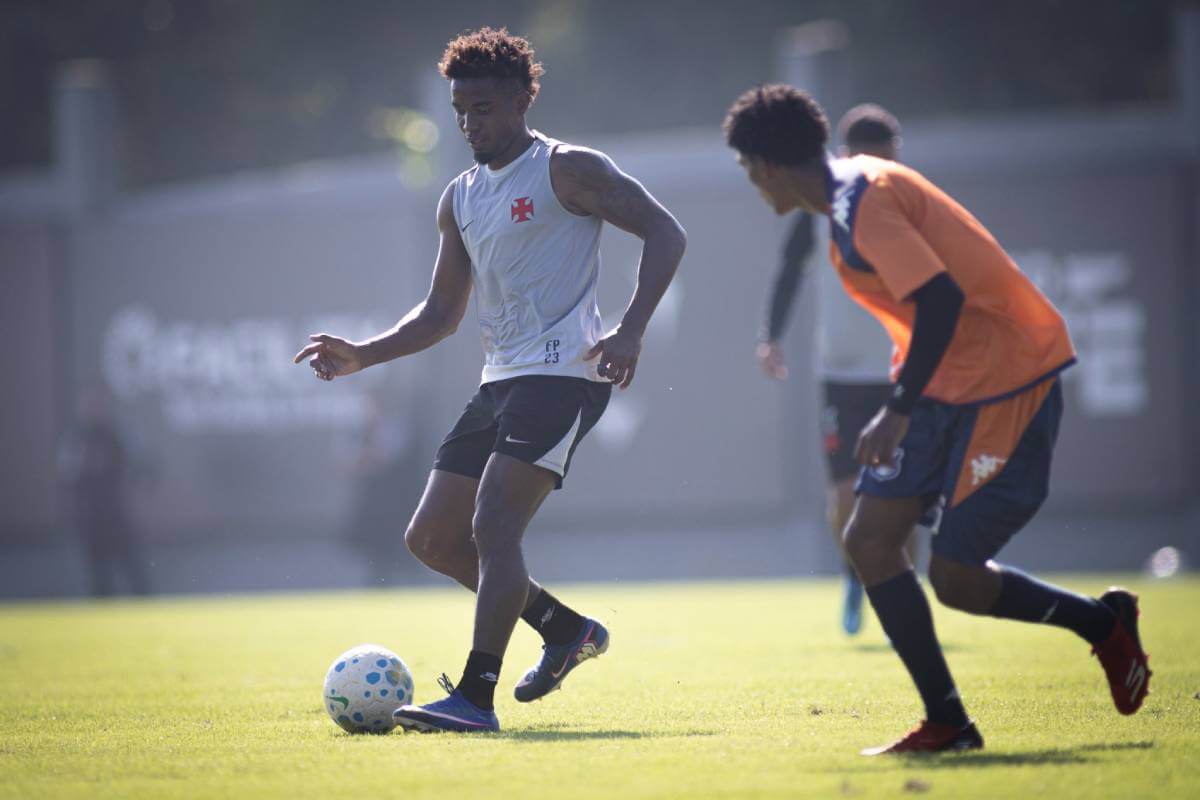 Thiago Mendes em jogo-treino contra o Olaria