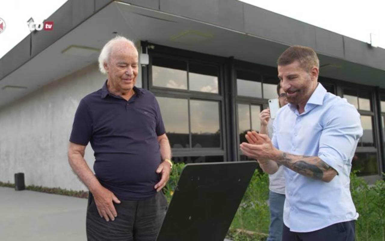 Vasco homenageia Antônio Lopes em CT