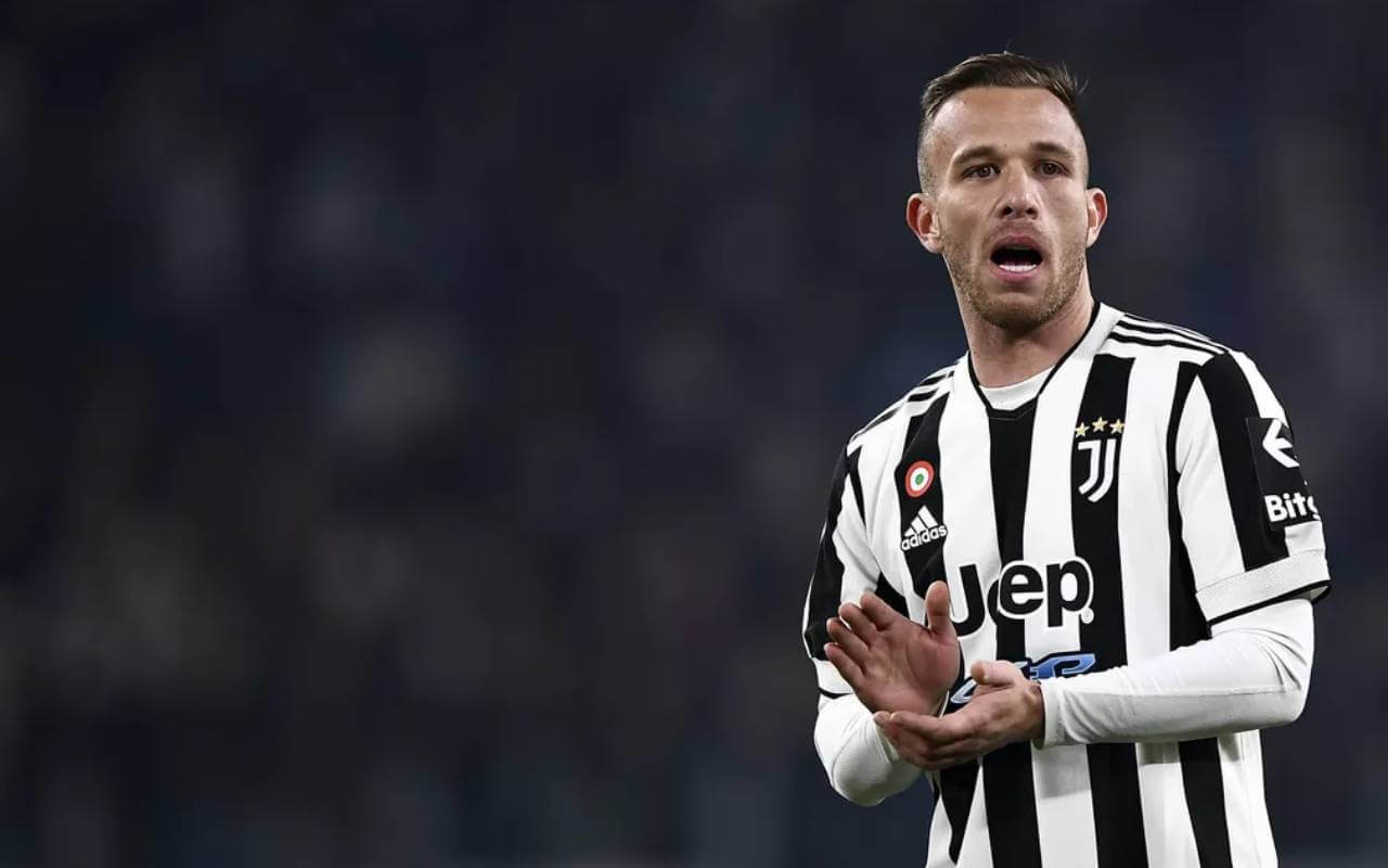 Arthur rescinde contrato com a Juventus