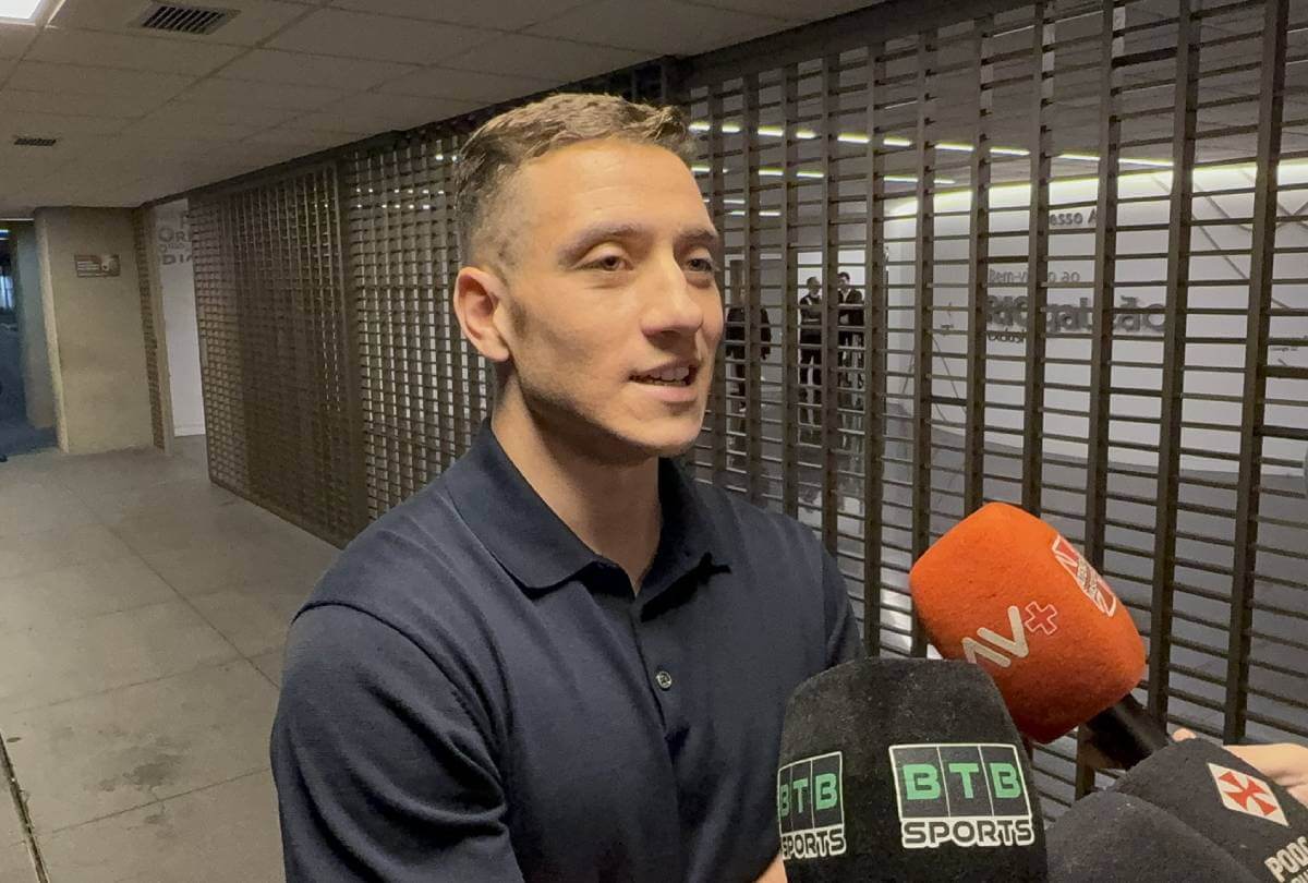 Bruno Duarte chega ao Rio para assinar com o Vasco