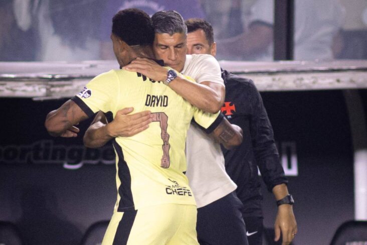 David abraça Pedro Emanuel após gol contra o Cruzeiro