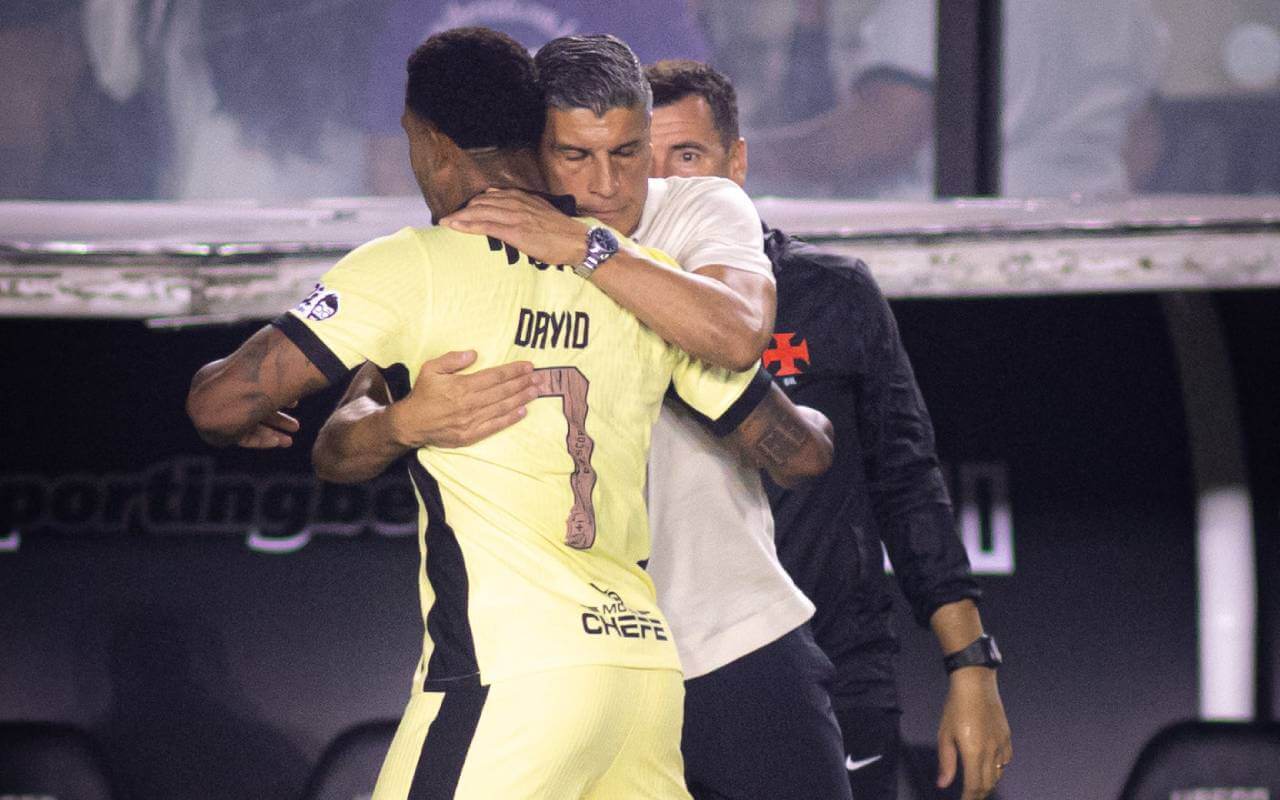 David abraça Pedro Emanuel após gol contra o Cruzeiro
