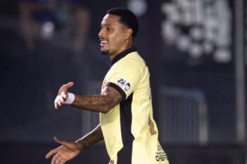 David comemorando gol contra o Cruzeiro