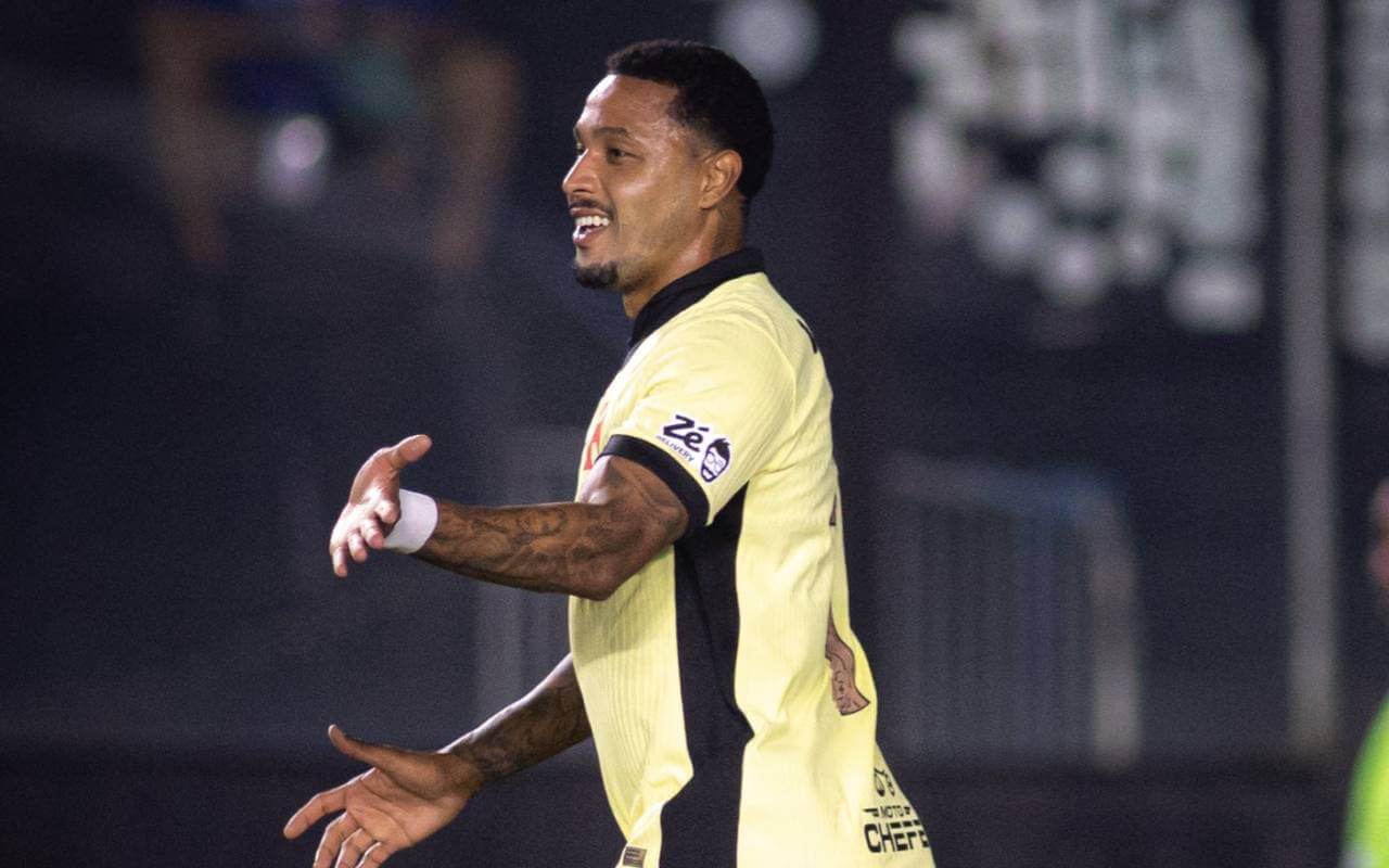 David comemorando gol contra o Cruzeiro