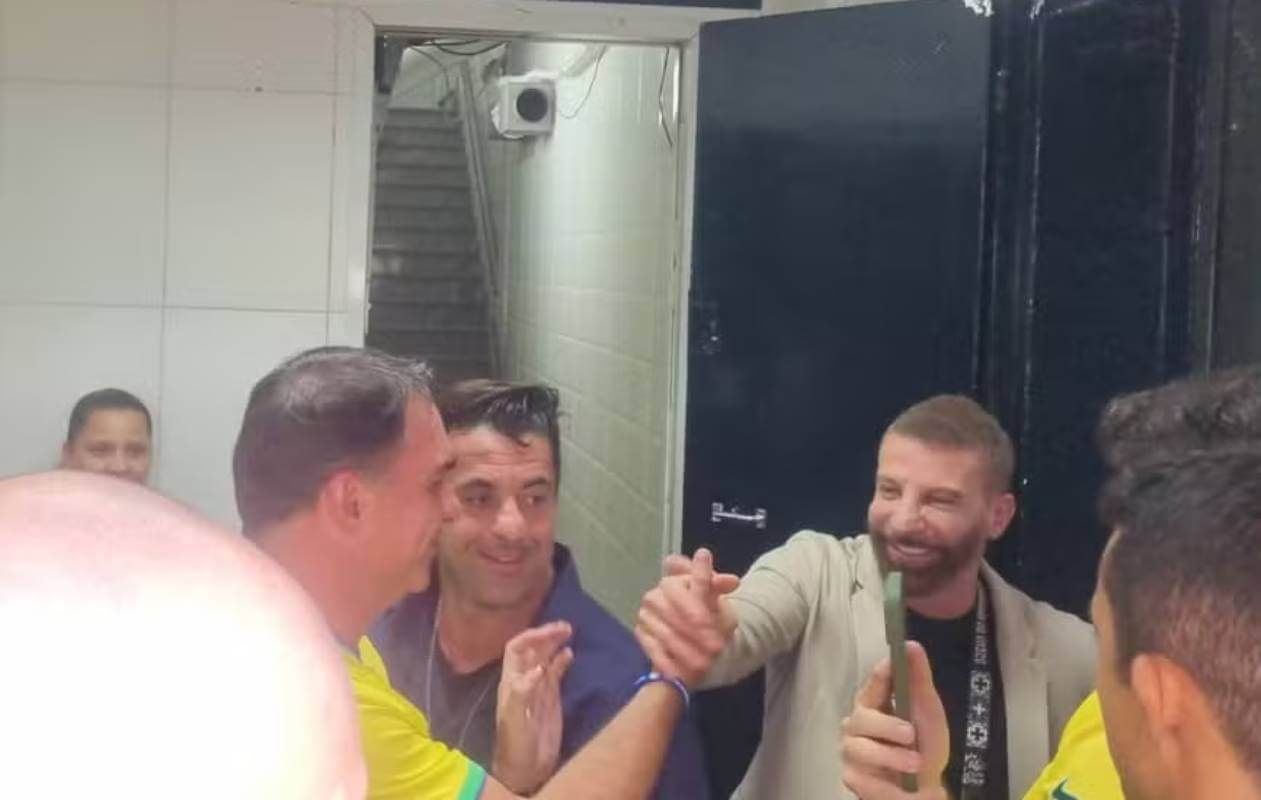 Flávio Bolsonaro encontra Pedrinho em São Januário