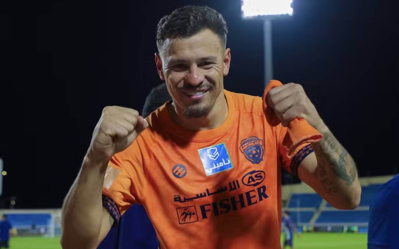 Hugo Moura celebra classificação do Al-Fayha na Arábia Saudita