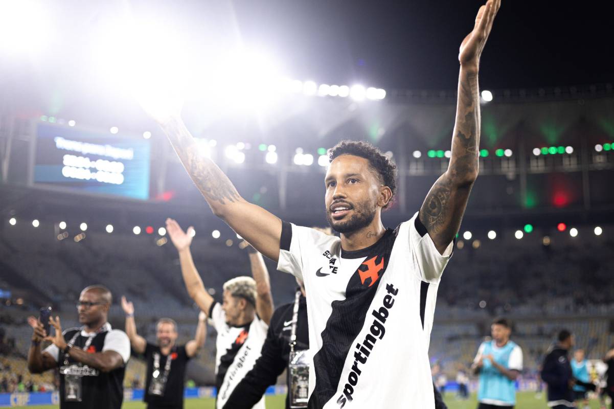 Jair festeja classificação do Vasco na Copa do Brasil