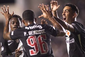 Jogadores do Vasco festejando gol contra o Vitória