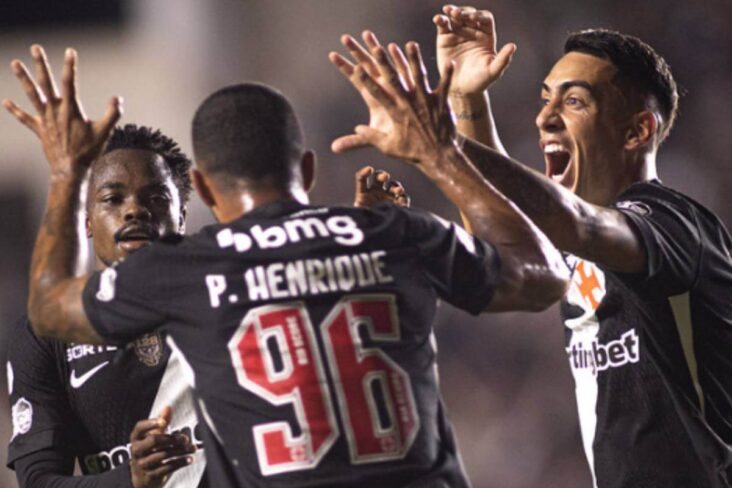 Jogadores do Vasco festejando gol contra o Vitória