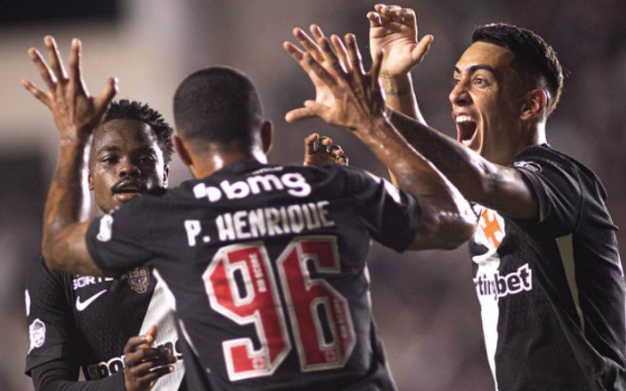 Jogadores do Vasco festejando gol contra o Vitória