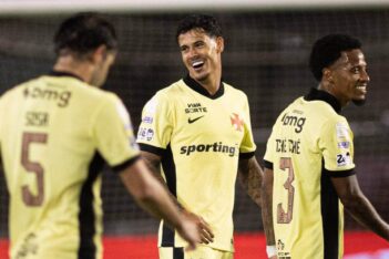 Lucas Freitas comemorando gol contra o Cruzeiro
