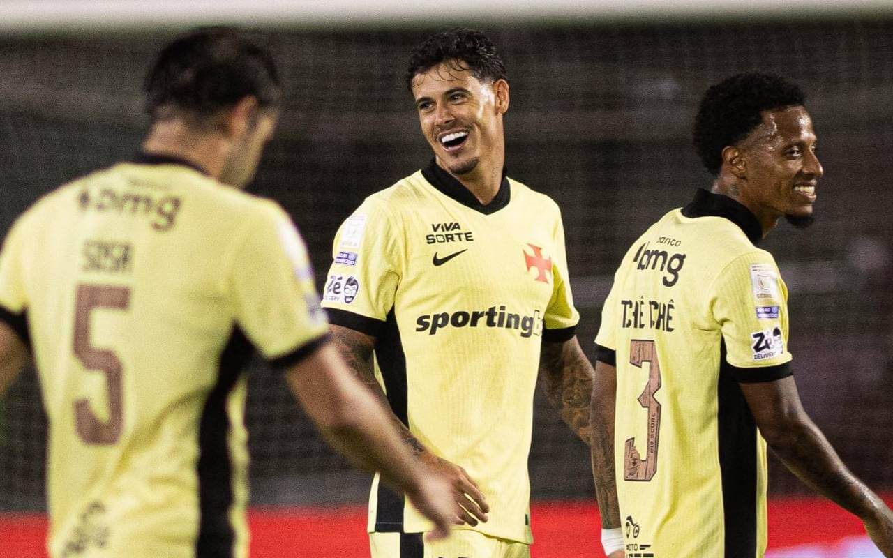 Lucas Freitas comemorando gol contra o Cruzeiro