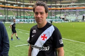Marcos Lamacchia com a camisa do Vasco