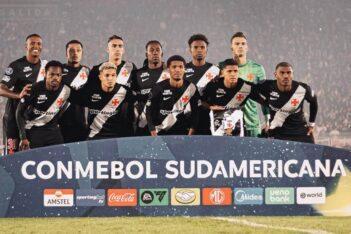 Time do Vasco em jogo contra o Olimpia