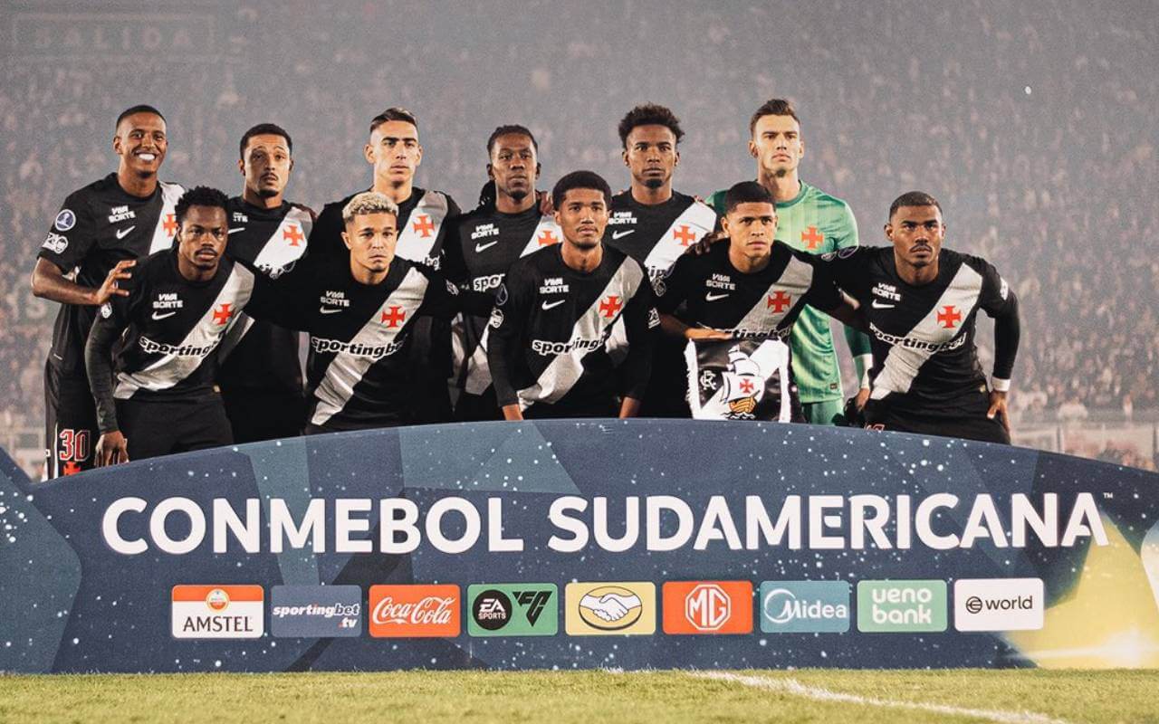 Time do Vasco em jogo contra o Olimpia
