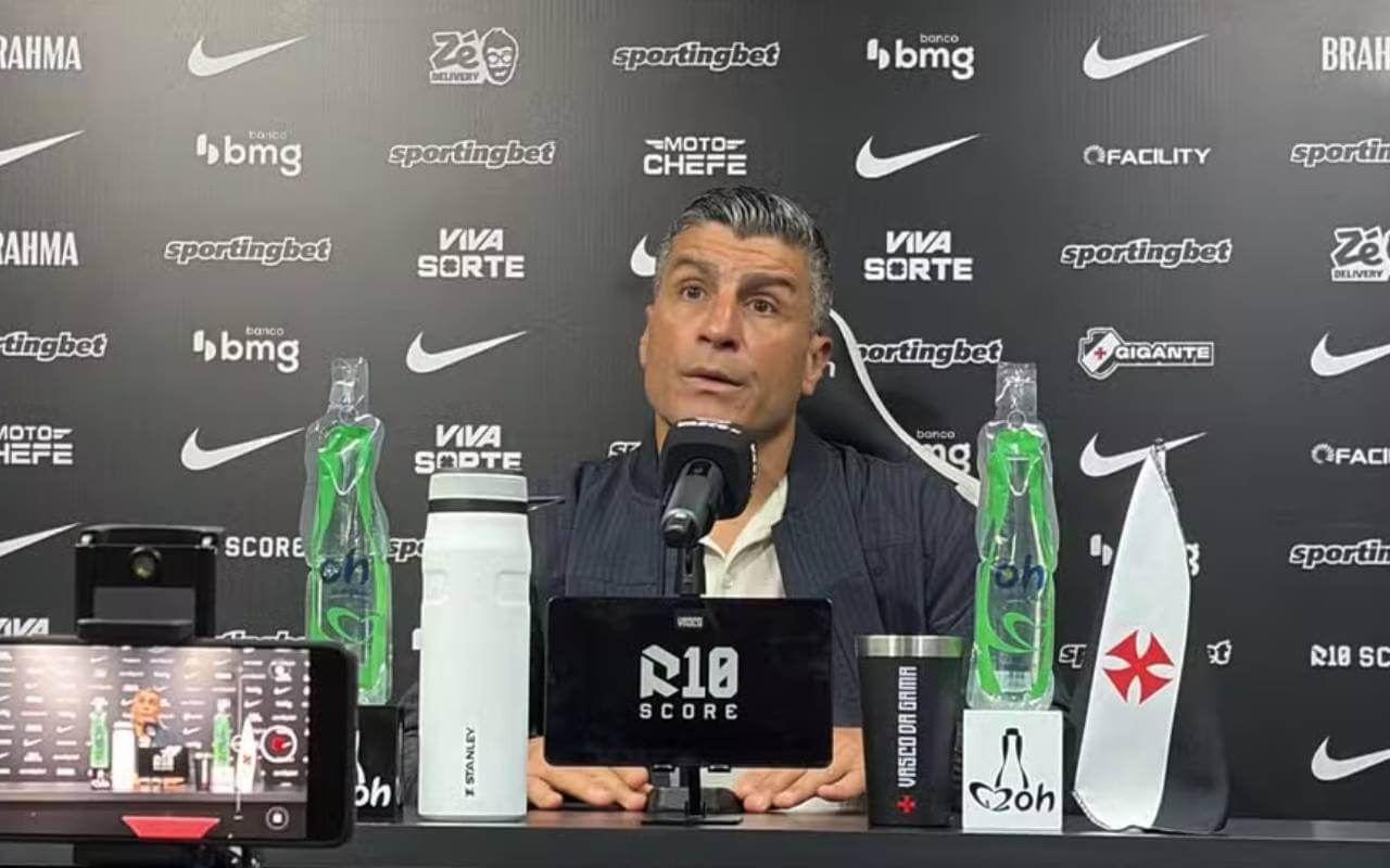 Pedro Emanuel em coletiva após Vasco x Vitória