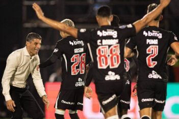 Pedro Emanuel e jogadores comemorando gol do Vasco