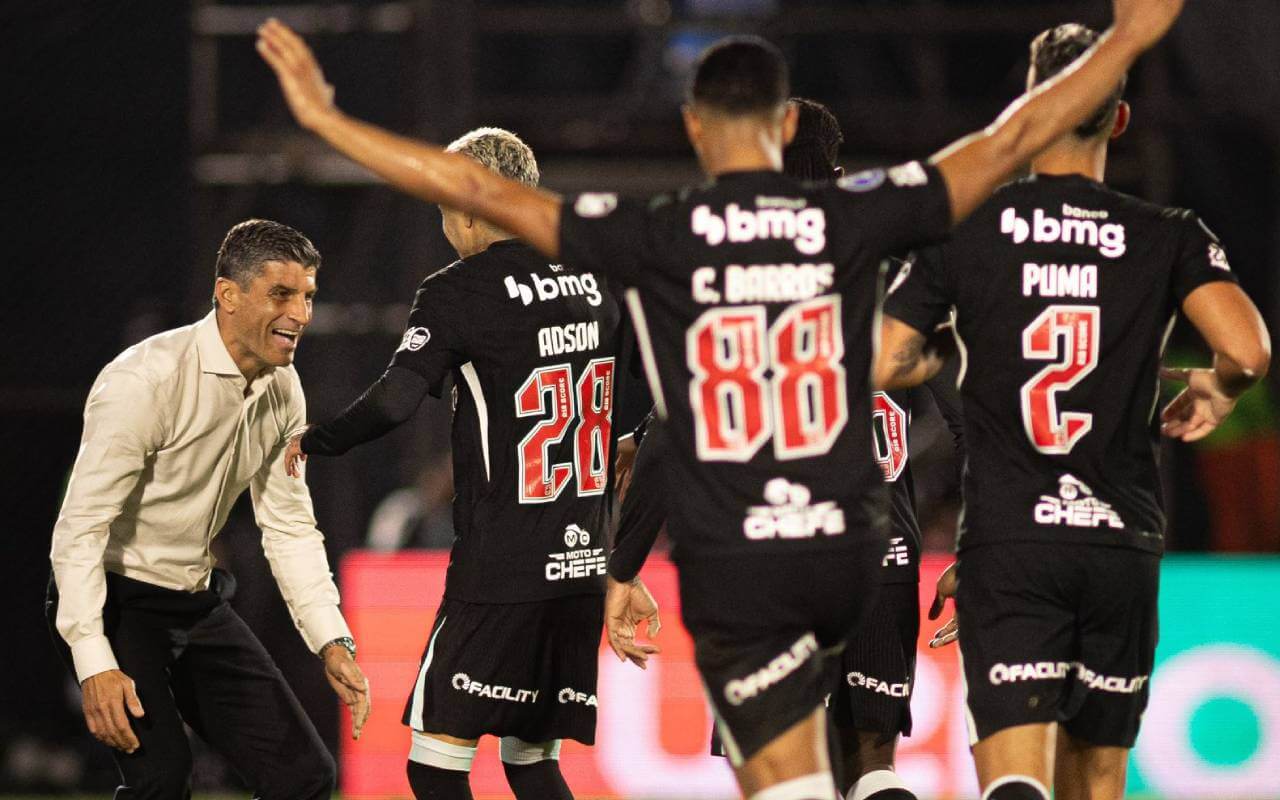 Pedro Emanuel e jogadores comemorando gol do Vasco