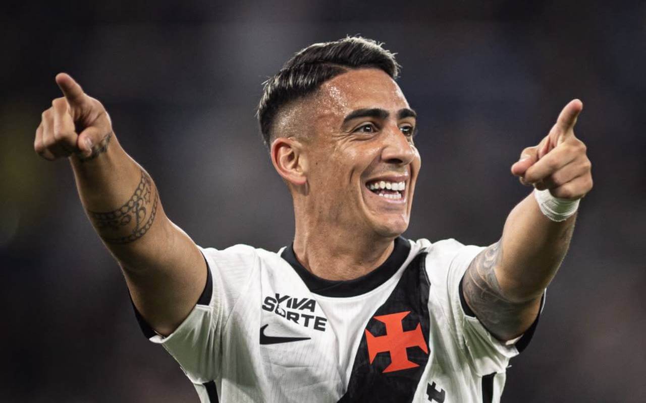 Puma festejando gol contra o Fluminense