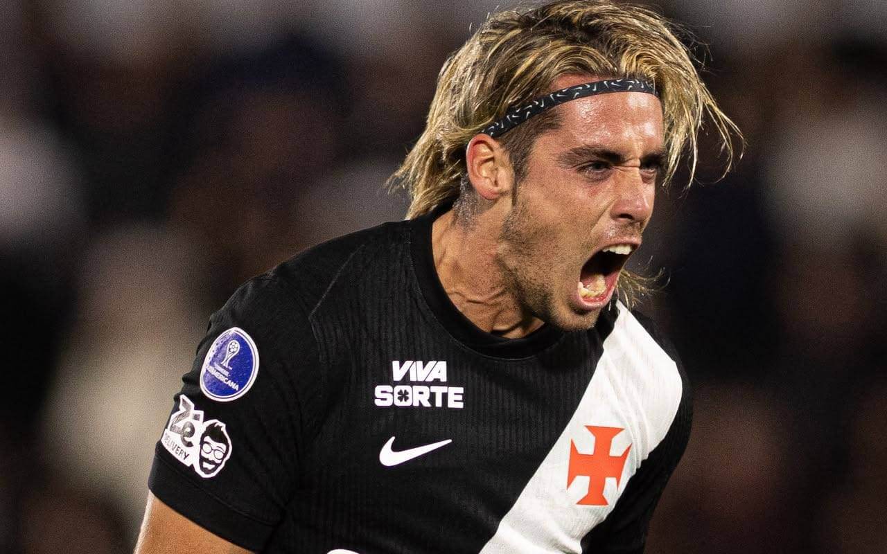 Spinelli comemora gol contra o Olimpia