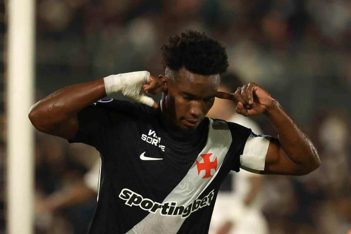 Thiago Mendes comemora go contra o Olimpia