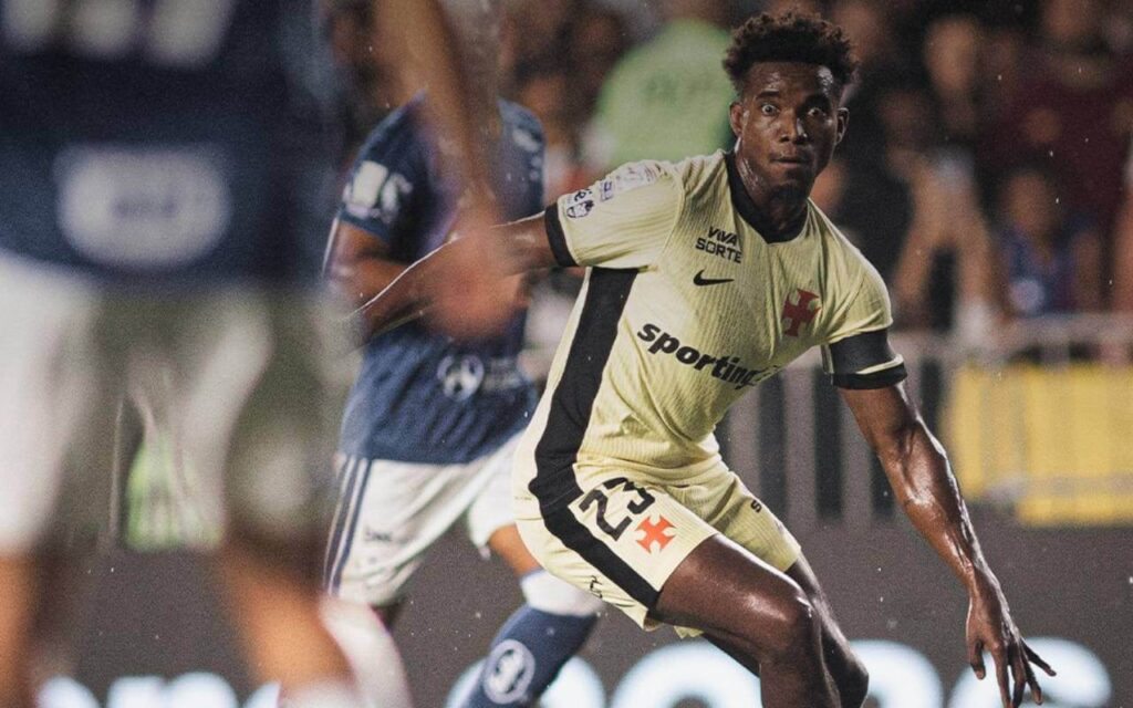 Thiago Mendes em jogo contra o Cruzeiro