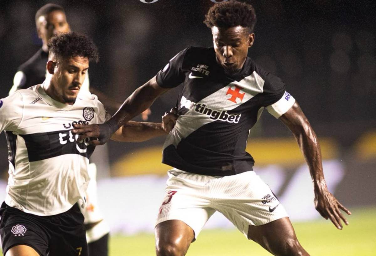 Thiago Mendes em Vasco x Olimpia em São Januário