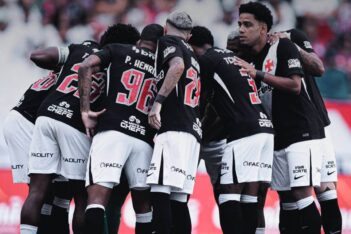 Time do Vasco em jogo contra o Bahia