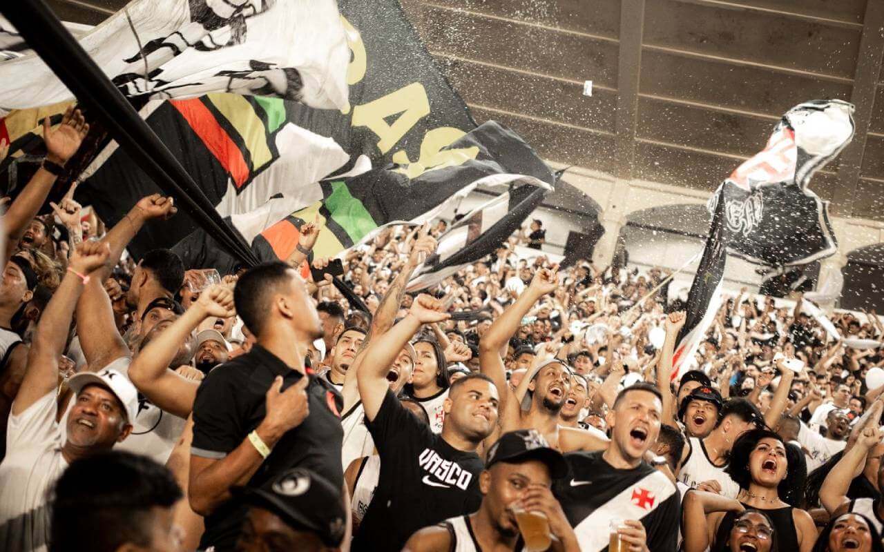Torcida do Vasco em jogo ocntra o Cruzeiro em SJ