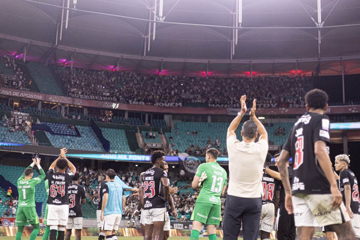 Jogadores do Vasco agradecem apoio da torcida na Arena Fonte Nova