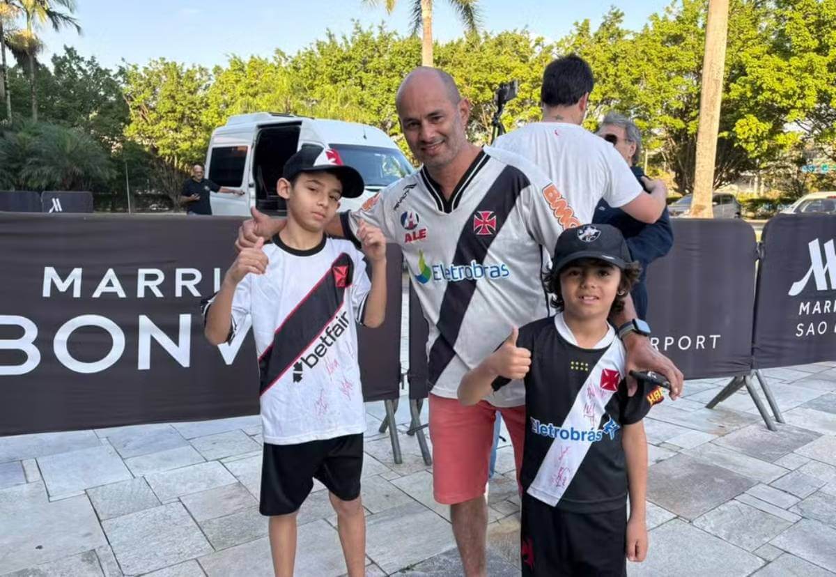 Vascaínos com os filhos no desembarque do Vasco