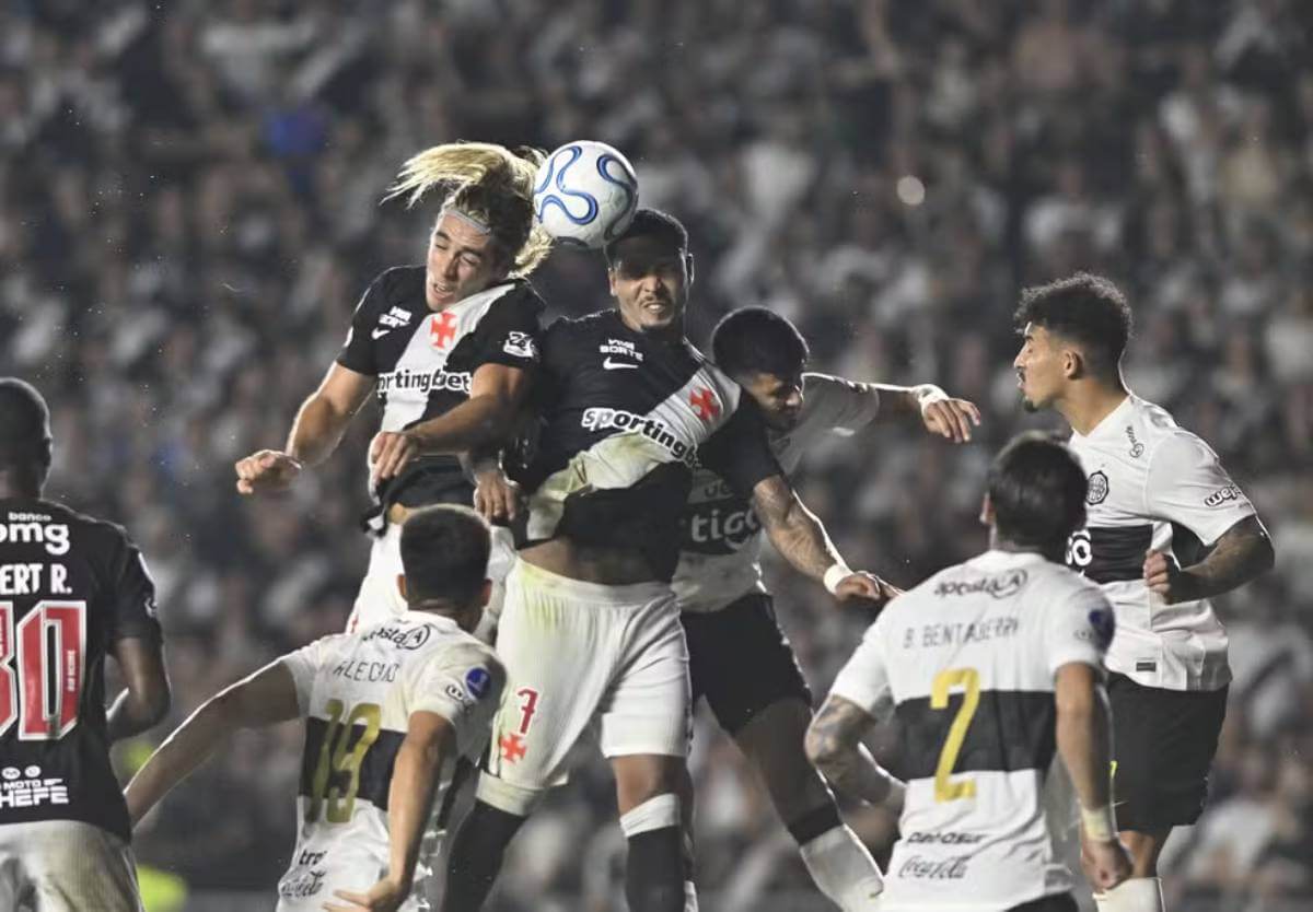 Spinelli e David em em jogo contra o Olimpia
