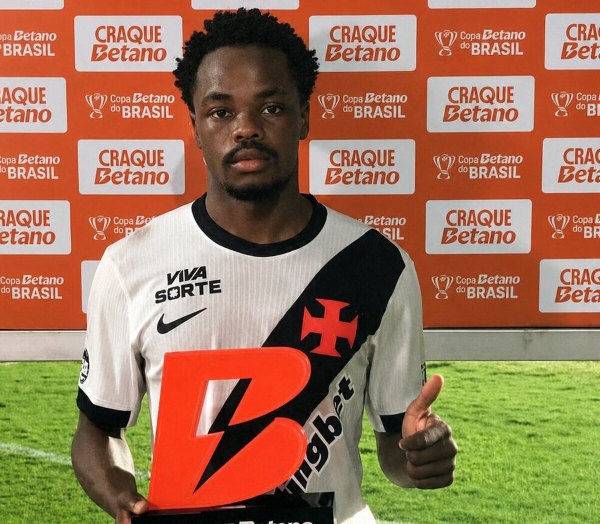 Andrés Gomez foi eleito o melhor jogador da partida contra o Vitória