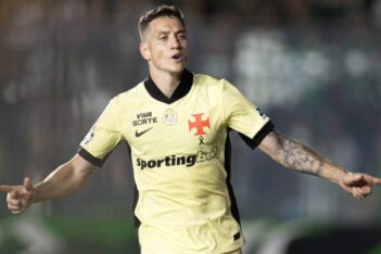 Bruno Duarte festeja gol em Vasco x Coritiba