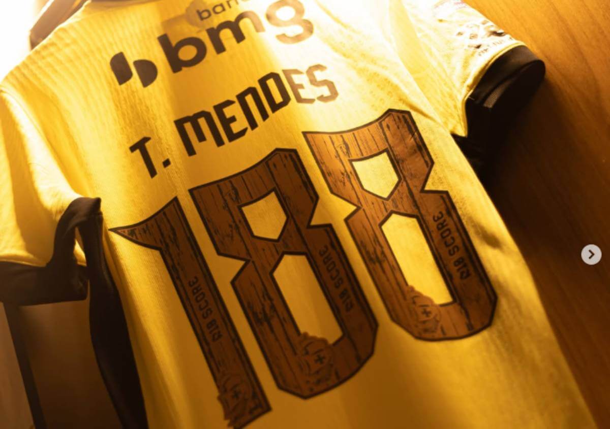 Camisa de Thiago Mendes com o número 188, em alusão ao CVV