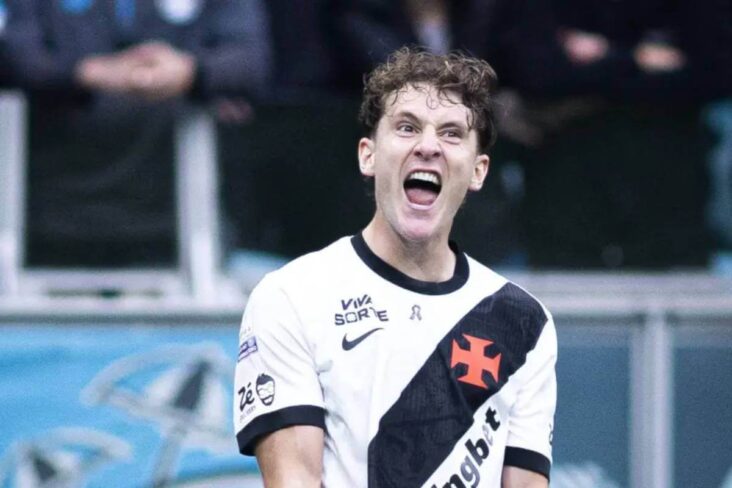 Colidio comemorando gol contra o Grêmio