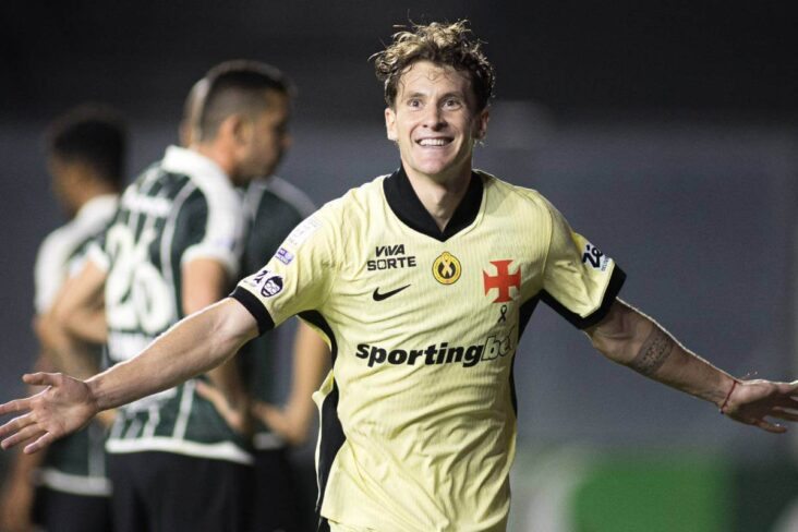 Colidio comemora gol em Vasco x Coritiba