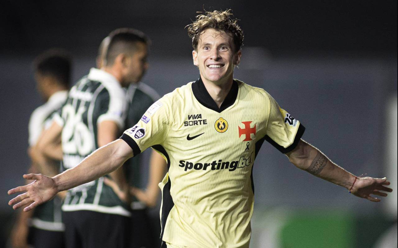 Colidio comemora gol em Vasco x Coritiba